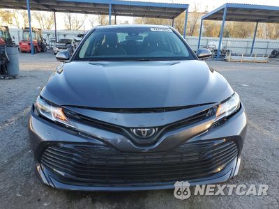 Piąte zdjęcie samochodu w środku: 2018 TOYOTA CAMRY L VIN:4T1B11HK0JU642872 - miniatura