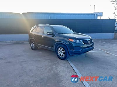 2013 KIA SORENTO LX 5XYKTDA2XDG330008 - główne zdjęcie licytacji z USA - miniatura