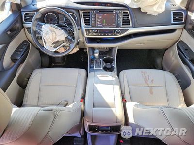 Zdjęcie 8 z 13 samochodu: 2017 TOYOTA HIGHLANDER LE VIN:5TDZZRFH5HS226140 - miniatura
