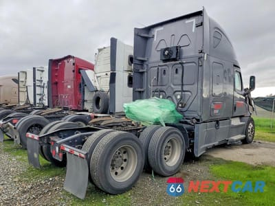 Czwarte zdjęcie samochodu z boku: 2020 FREIGHTLINER CASCADIA 126
