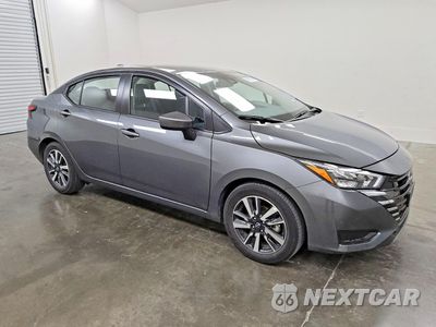Czwarte zdjęcie samochodu z boku: 2025 NISSAN VERSA SV VIN:3N1CN8EV2SL838508 - miniatura