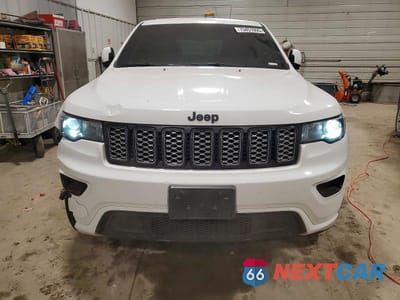Piąte zdjęcie samochodu w środku: 2018 JEEP GRAND CHEROKEE LAREDO VIN:1C4RJFAG7JC103709 - miniatura