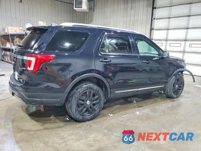 Trzecie zdjęcie samochodu z tyłu: 2019 FORD EXPLORER XLT VIN:1FM5K8D84KGB32327 - miniatura