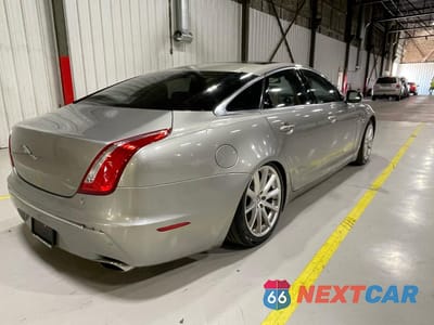 Czwarte zdjęcie samochodu z boku: 2011 JAGUAR XJ VIN:SAJWA1CB8BLV13204 - miniatura