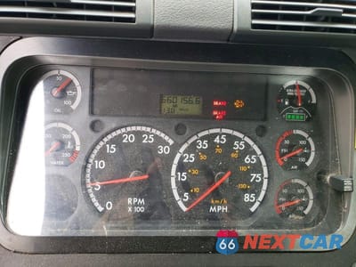 Zdjęcie 8 z 10 samochodu: 2015 FREIGHTLINER CASCADIA SEMI TRUCK VIN:1FUBGEDV6FLGH4742 - miniatura