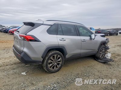 Trzecie zdjęcie samochodu z tyłu: 2024 TOYOTA RAV4 XLE PREMIUM VIN:JTMC1RFV7RJ027091 - miniatura