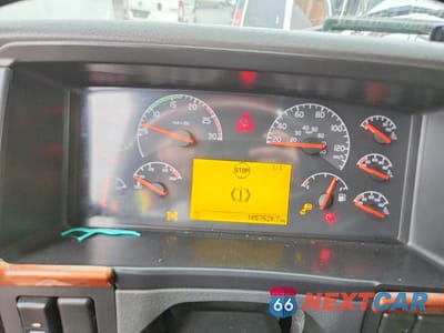 Zdjęcie 8 z 10 samochodu: 2006 VOLVO VN VNL VIN:4V4NC9GH46N425072 - miniatura