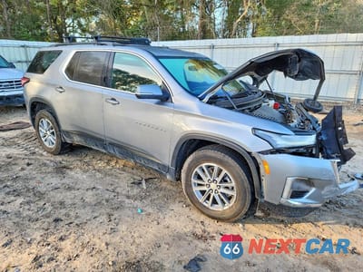 Czwarte zdjęcie samochodu z boku: 2023 CHEVROLET TRAVERSE LT VIN:1GNERHKW1PJ175879 - miniatura