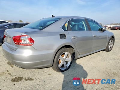 Trzecie zdjęcie samochodu z tyłu: 2013 VOLKSWAGEN PASSAT SE VIN:1VWBP7A30DC021101 - miniatura