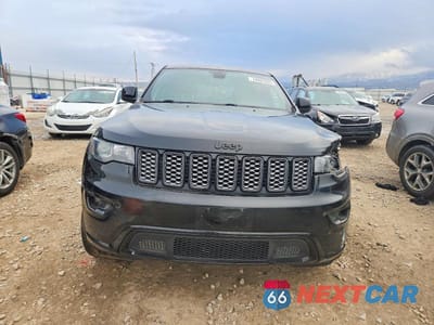 Piąte zdjęcie samochodu w środku: 2018 JEEP GRAND CHEROKEE LAREDO VIN:1C4RJFAG7JC335758 - miniatura