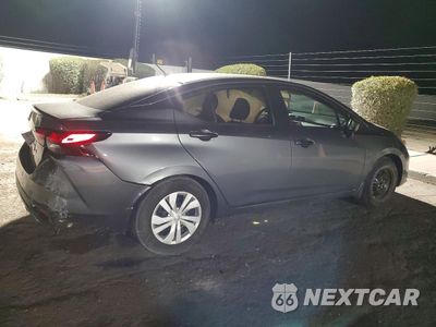Trzecie zdjęcie samochodu z tyłu: 2025 NISSAN VERSA S VIN:3N1CN8DV0SL874375 - miniatura