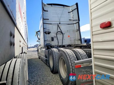 Trzecie zdjęcie samochodu z tyłu: 2020 VOLVO VNL SEMI TRUCK VIN:4V4NC9EH2LN264025 - miniatura