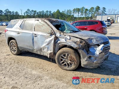 Czwarte zdjęcie samochodu z boku: 2019 CHEVROLET TRAVERSE LS VIN:1GNEVFKW6KJ234000 - miniatura