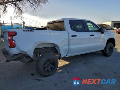 Trzecie zdjęcie samochodu z tyłu: 2025 CHEVROLET SILVERADO K1500 TRAIL BOSS CUSTOM VIN:3GCUKCED4SG361576 - miniatura