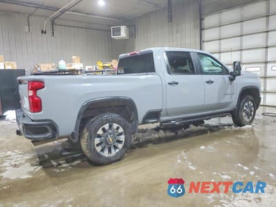 Trzecie zdjęcie samochodu z tyłu: 2025 CHEVROLET SILVERADO K2500 CUSTOM VIN:2GC4KME74S1141668 - miniatura