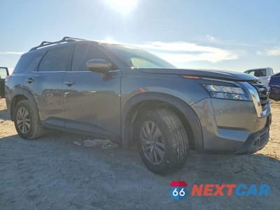 Czwarte zdjęcie samochodu z boku: 2023 NISSAN PATHFINDER SV VIN:5N1DR3BA2PC260130 - miniatura