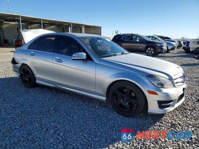 Czwarte zdjęcie samochodu z boku: 2012 MERCEDES-BENZ C 300 4MATIC VIN:WDDGF8BB2CR193865 - miniatura