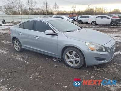 Czwarte zdjęcie samochodu z boku: 2013 VOLVO S60 T5 VIN:YV1612FS9D2197976 - miniatura