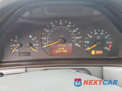 Zdjęcie 9 z 11 samochodu: 2000 MERCEDES-BENZ E 320 VIN:WDBJF65J3YB030230 - miniatura