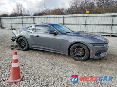 Czwarte zdjęcie samochodu z boku: 2024 FORD MUSTANG VIN:1FA6P8TH8R5123427 - miniatura