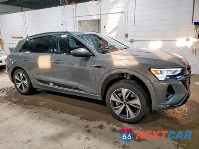 Czwarte zdjęcie samochodu z boku: 2024 AUDI Q8 E-TRON PREMIUM VIN:WA14AAGE5RB064682 - miniatura