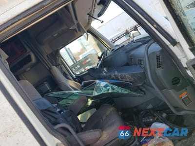 Piąte zdjęcie samochodu w środku: 2019 VOLVO VN VNL VIN:4V4NC9EH6KN197203 - miniatura