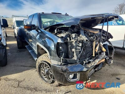 Czwarte zdjęcie samochodu z boku: 2018 GMC SIERRA K3500 DENALI VIN:1GT42YEY4JF224296 - miniatura