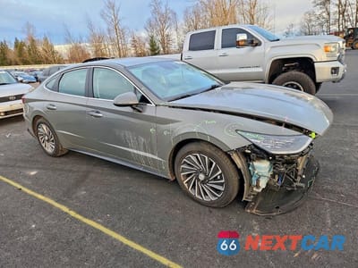 Czwarte zdjęcie samochodu z boku: 2023 HYUNDAI SONATA HYBRID VIN:KMHL34JJ8PA066590 - miniatura