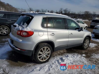 Trzecie zdjęcie samochodu z tyłu: 2011 VOLKSWAGEN TIGUAN S VIN:WVGBV7AX0BW518992 - miniatura