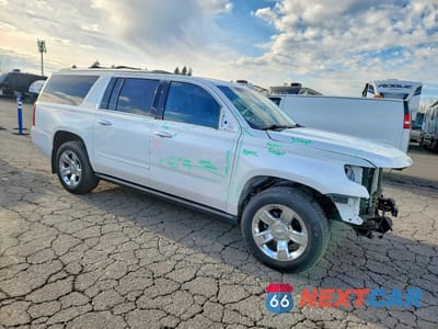 Czwarte zdjęcie samochodu z boku: 2017 CHEVROLET SUBURBAN K1500 PREMIER VIN:1GNSKJKC1HR226384 - miniatura