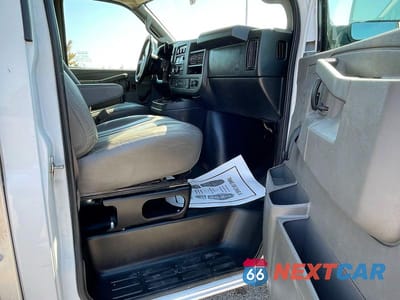 Piąte zdjęcie samochodu w środku: 2019 CHEVROLET EXPRESS G3500 VIN:1GB0GRFP4K1146116 - miniatura