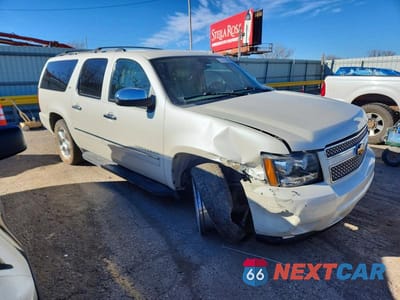 Czwarte zdjęcie samochodu z boku: 2014 CHEVROLET SUBURBAN K1500 LTZ VIN:1GNSKKE70ER163214 - miniatura