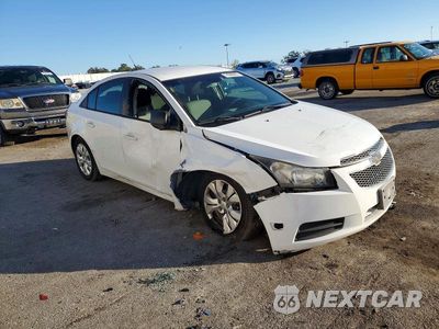 Czwarte zdjęcie samochodu z boku: 2013 CHEVROLET CRUZE LS VIN:1G1PA5SG2D7280304 - miniatura