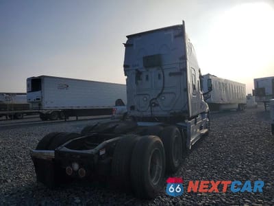 Czwarte zdjęcie samochodu z boku: 2022 FREIGHTLINER CASCADIA 126 SEMI TRUCK VIN:3AKJHHDR8NSMY2367 - miniatura