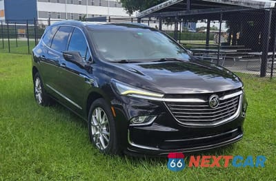 Czwarte zdjęcie samochodu z boku: 2023 BUICK ENCLAVE ESSENCE VIN:5GAERBKW2PJ190253 - miniatura