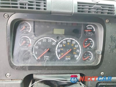 Zdjęcie 8 z 10 samochodu: 2014 FREIGHTLINER CASCADIA SEMI TRUCK VIN:3AKJGLD67ESFP1281 - miniatura