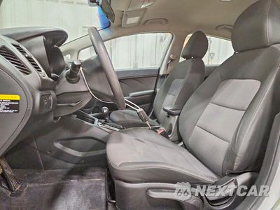 Zdjęcie 7 z 11 samochodu: 2017 KIA FORTE LX VIN:3KPFL4A79HE022280 - miniatura