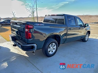 Czwarte zdjęcie samochodu z boku: 2025 CHEVROLET SILVERADO K1500 LT VIN:1GCUKDED8SZ171415 - miniatura