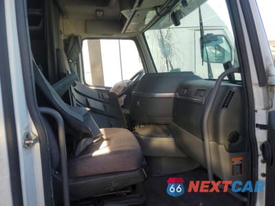 Piąte zdjęcie samochodu w środku: 2021 VOLVO VNL SEMI TRUCK VIN:4V4NC9EH4MN287517 - miniatura