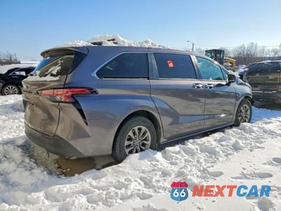 Trzecie zdjęcie samochodu z tyłu: 2021 TOYOTA SIENNA XLE VIN:5TDYRKEC7MS063378 - miniatura