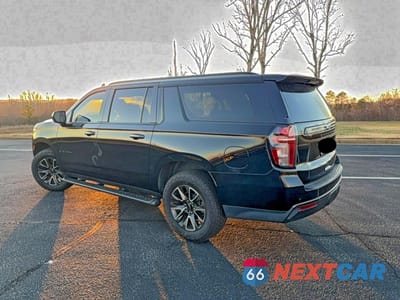 Trzecie zdjęcie samochodu z tyłu: 2021 CHEVROLET SUBURBAN K1500 Z71 VIN:1GNSKDKD2MR451451 - miniatura