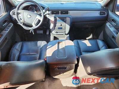 Zdjęcie 8 z 13 samochodu: 2011 CHEVROLET SUBURBAN K1500 LT VIN:1GNSKJE31BR125493 - miniatura