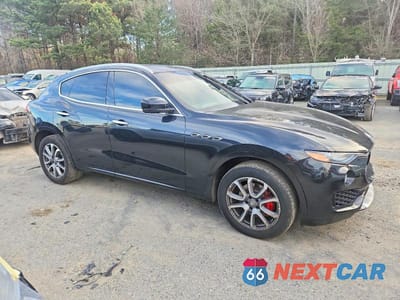 Czwarte zdjęcie samochodu z boku: 2017 MASERATI LEVANTE LUXURY VIN:ZN661XUL3HX245218 - miniatura