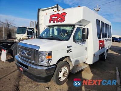 Drugie zdjęcie samochodu z przodu: 2023 FORD E350 SHUTTLE BUS VIN:1FDEE3FN1PDD32216 - miniatura