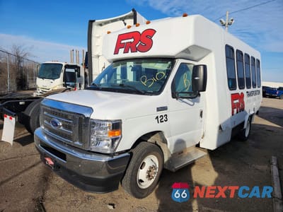 Drugie zdjęcie samochodu z przodu: 2023 FORD ECONOLINE E350 SUPER DUTY CUTAWAY VAN VIN:1FDEE3FN1PDD32216 - miniatura