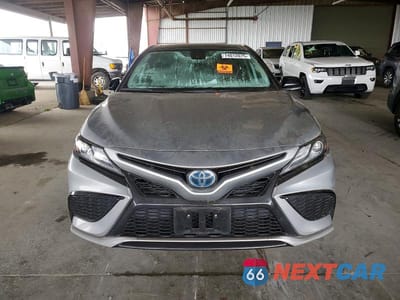 Piąte zdjęcie samochodu w środku: 2022 TOYOTA CAMRY HYBRID XSE VIN:4T1K31AK3NU043894 - miniatura