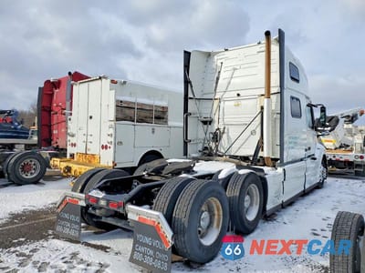 Czwarte zdjęcie samochodu z boku: 2017 VOLVO VNL SEMI TRUCK VIN:4V4NC9EH0HN982194 - miniatura