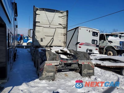 Trzecie zdjęcie samochodu z tyłu: 2023 VOLVO WHEB SEMI TRUCK VIN:4V4NC9EJXPN611013 - miniatura