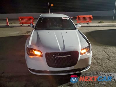 Piąte zdjęcie samochodu w środku: 2019 CHRYSLER 300 S VIN:2C3CCABG3KH708086 - miniatura
