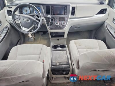 Zdjęcie 8 z 13 samochodu: 2018 TOYOTA SIENNA LE VIN:5TDKZ3DC0JS945758 - miniatura
